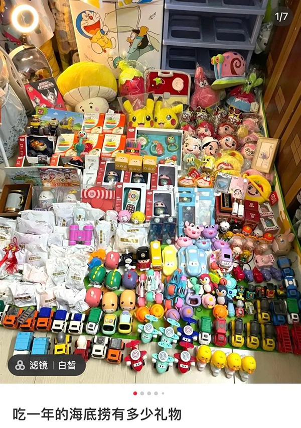 网友晒出的所收集的海底捞玩具.jpg