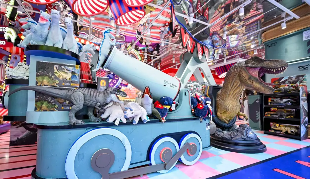 《侏罗纪世界》主题店凭啥火？环球玩转“体验式掘金” 新逻辑