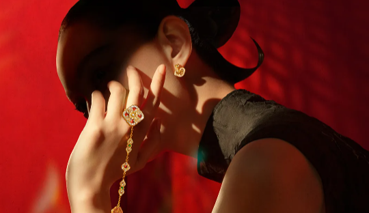 2025年10个黄金珠宝品牌与62个IP联名80次！哪个IP最赚钱？