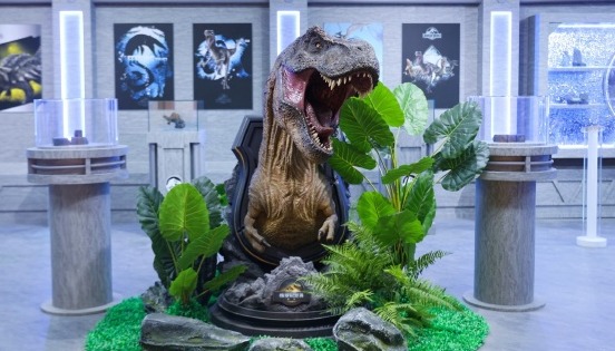 老凤祥x侏罗纪世界联名快闪落地上海，杰森娱乐多款原创IP首度集结亮相，​潮玩IP“小嗷aoo”联动明星王一博