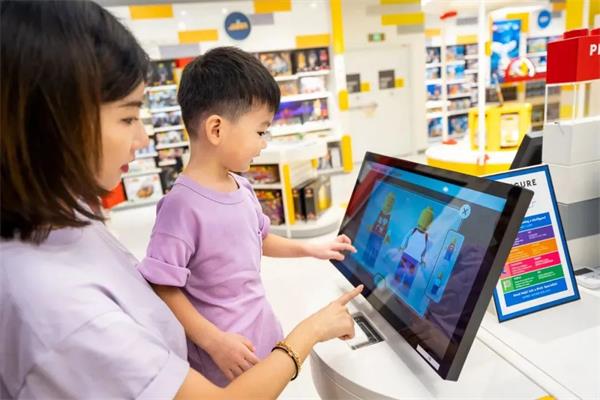 迪士尼、泡泡玛特线下做起新生意，开一家火一家