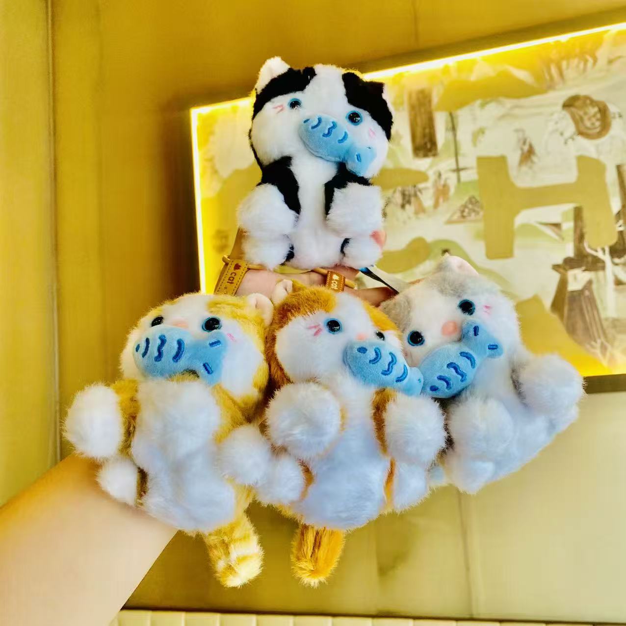 吃鱼摇尾巴小猫